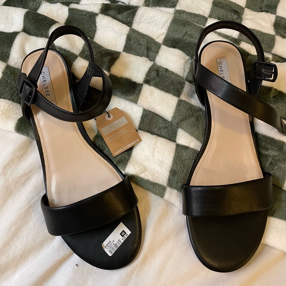 Sandal noir petit talon jamais porté taille 10